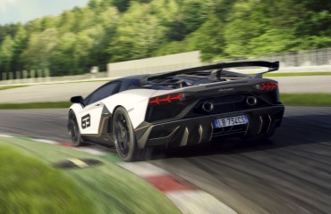 LAMBORGHINI REVELA AVENTADOR SVJ DE 780CV DE POTÊNICIA DE 1,6 MILHÃO.